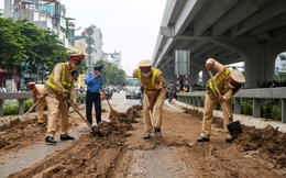 CSGT, TTGT dọn dẹp đất đá rơi vãi kín mặt đường dẫn lên cầu cạn Mai Dịch - Nam Thăng Long