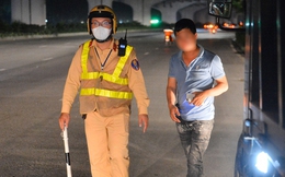 Ảnh, clip: CSGT tại Hà Nội lập chốt trong đêm, xử phạt xe tải làm rơi vãi vật liệu ra đường