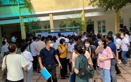 Hàng nghìn phụ huynh xếp hàng nộp hồ sơ nhập học cho con vào lớp 10 tại Hà Nội