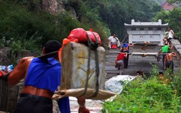 Nghề gánh hàng ở núi Thái Sơn: Mang vật nặng trên vai leo từng bậc thang lên đỉnh, có cáp treo nhưng không thể dùng