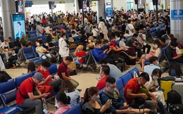 Tân Sơn Nhất những ngày cuối tuần: Mặc giá vé tăng cao, khách du lịch hè ngồi kín ghế chờ