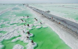 Hồ nước kỳ lạ ở Trung Quốc: Nơi muối kết tinh thành đá quý, máy bay có thể hạ cánh, tàu hỏa có thể đi qua
