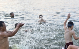 Ảnh: Hà Nội nắng nóng 37 độ C, người lớn, trẻ em biến hồ Linh Đàm thành bãi tắm để giải nhiệt