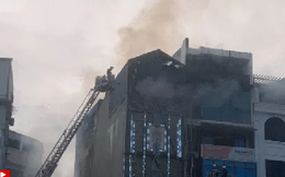 Đang cháy lớn tại quán karaoke 6 tầng, huy động nhiều xe cứu thương và xe thang