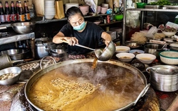 Ăn thử thịt hầm trong nồi nước dùng 50 năm chưa tắt bếp ở Thái Lan