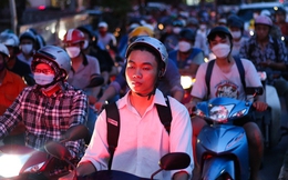 Hà Nội: Đường gom đại lộ Thăng Long tắc cứng vào giờ cao điểm, người dân mệt mỏi khi đi vài trăm mét mất cả tiếng đồng hồ