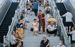 Chùm ảnh nắng nóng kinh hoàng ở Trung Quốc: Thành phố mất điện, hồ cạn thấy đáy, người lớn trẻ nhỏ "tạm trú" ở trạm tàu tránh nóng