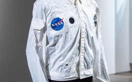 Chiếc áo mặc trên mặt trăng được bán với mức giá kỷ lục 2.7 triệu USD