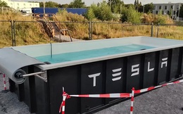 Tesla làm bể bơi từ thùng rác cho người chờ sạc có thể tắm miễn phí