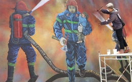 Người dân vẽ lính cứu hỏa để tưởng nhớ 3 cảnh sát hy sinh