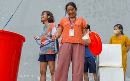 Hà Nội: Người dân mang xô, thùng xếp hàng giữa trưa đợi lấy nước