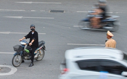"Đau đầu" cảnh xe máy chạy bất chấp luật lệ, ngang nhiên vi phạm ngay trước mặt CSGT ở Hà Nội