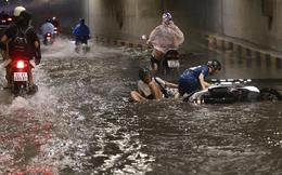 Hầm chui trăm tỷ ở Đà Nẵng lại ngập nước sau mưa, nhiều người bị ngã xe
