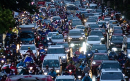 Ảnh: Đường phố Hà Nội ùn tắc nghiêm trọng sau cơn mưa buổi chiều, người dân chôn chân trên đường về nhà