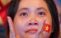 Người hâm mộ TPHCM rơi nước mắt khi đội tuyển Việt Nam suýt bại trên sân nhà