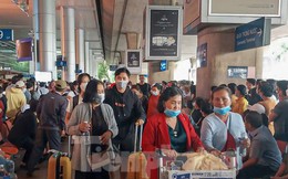 Sân bay Tân Sơn Nhất đông nghịt người đón Việt kiều