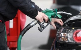 Giá xăng tiếp tục tăng mạnh, RON 95 vượt 22.000 đồng/lít