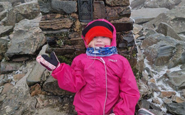 Cô bé 5 tuổi trở thành người trẻ nhất thế giới leo lên đỉnh núi cao nhất nước Anh trong vòng chưa đầy 48 giờ: Biết được mục đích khiến ai cũng cảm động