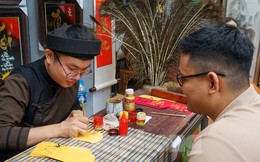 Các ông đồ 9x trổ tài cho chữ, vẽ tranh Tết... ở Sài Gòn