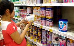 Quản trần giá sữa: Doanh nghiệp kêu, người tiêu dùng mừng
