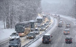 Tuyết dày đặc, giao thông ở Pháp, Anh gián đoạn