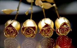 Quà Valentine: 1,5 triệu đồng một bông hồng mạ vàng