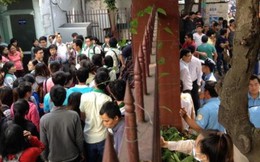 Công nhân viên ĐH Hùng Vương đóng cổng trường "cố thủ"