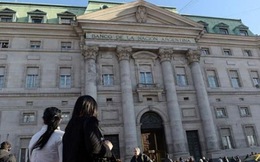 Argentina bất ngờ khám xét các ngân hàng và tổ chức tài chính