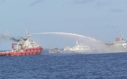 Tàu Trung Quốc tiếp tục dùng vòi rồng tấn công tàu Việt Nam