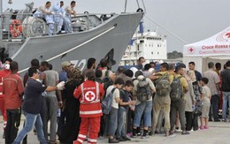Châu Âu tung hàng loạt tàu chiến để chặn người di cư