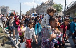 Hàng trăm người di cư tiếp tục vượt biên giới Serbia vào Hungary