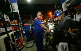 Giá dầu thế giới xuống dưới 36USD/thùng: Người dùng Việt vẫn phải trả giá cao