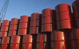 IEA: Tình trạng dư cung trên thị trường dầu mỏ vẫn dai dẳng