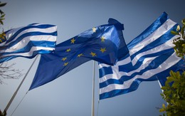 Vì sao eurozone vẫn giữ Hy Lạp ở lại?
