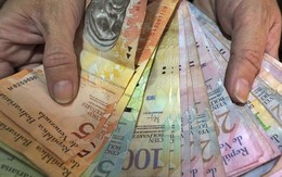 'Thiên đường' Venezuela: Tiền làm giấy ăn, đổ xăng miễn phí