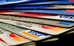 Các ngân hàng đang thu phí dịch vụ thẻ như thế nào?
