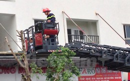 Cháy chung cư HH4a Linh Đàm, cảnh sát dùng búa phá cửa giải cứu