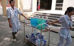 Bệnh nhân vác chai lọ xếp hàng cùng bác sĩ chờ nước sạch