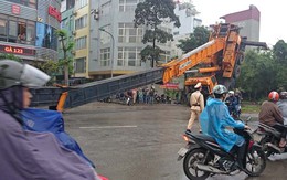 Hà Nội: Cần cẩu gần 50 mét đổ sập chắn giữa đường