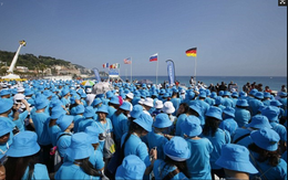 Tỷ phú Trung Quốc gây sốc khi đưa 6.400 nhân viên đi du lịch Pháp