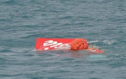 Đuôi chiếc máy bay AirAsia đã được nâng khỏi mặt nước