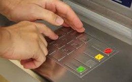 Kẻ gian đột nhập cạy phá ATM của Vietcombank