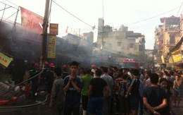 Cháy chợ Phùng Khoang, hàng chục gian hàng bị thiêu rụi