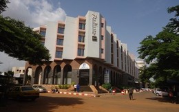 Các tay súng tấn công khách sạn, bắt 170 con tin ở thủ đô Mali