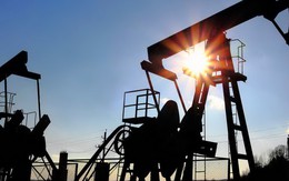 Giá dầu tăng mạnh khi Mỹ thu hẹp sản xuất