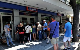 Hy Lạp mở cửa ngân hàng, túi tiền dân teo tóp