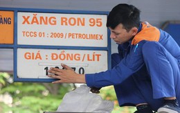Giá xăng dầu vẫn tăng vọt dù giá nhập giảm tới... 40%