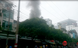 Sau tiếng nổ lớn, cửa hàng điện thoại ở TP.HCM lửa khói nghi ngút