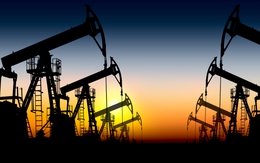 Giá dầu giảm mạnh, tại sao các nước vẫn không ngừng tăng sản lượng?
