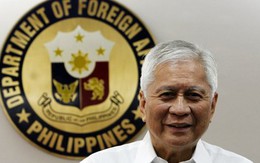 Ngoại trưởng Philippines tặng hết lương 2015 cho nhân viên